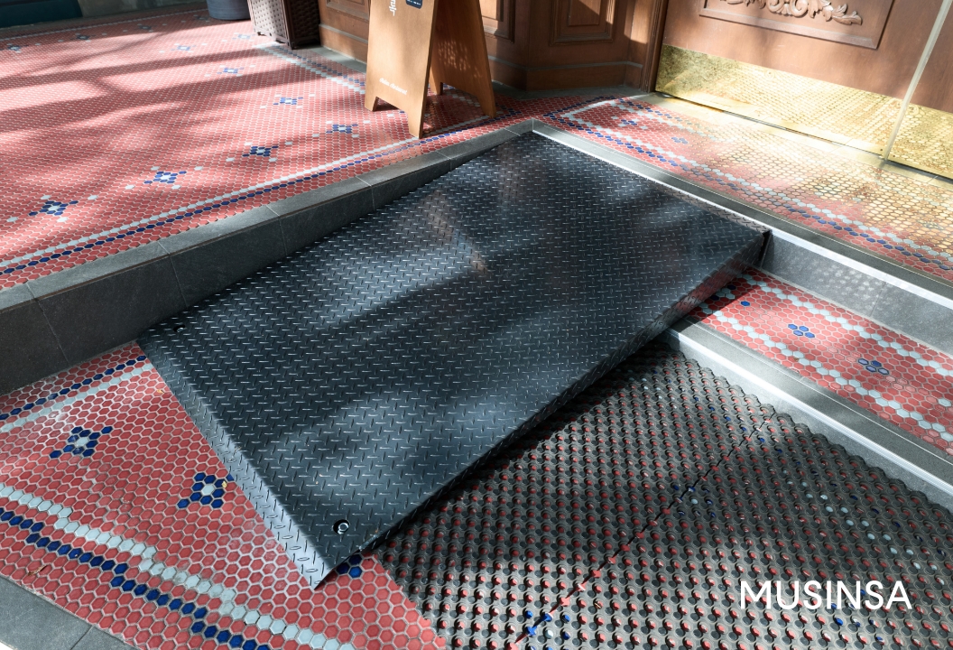 무신사, 성동구 소상공인 사업장에 '경사로' 설치 지원 27-Image